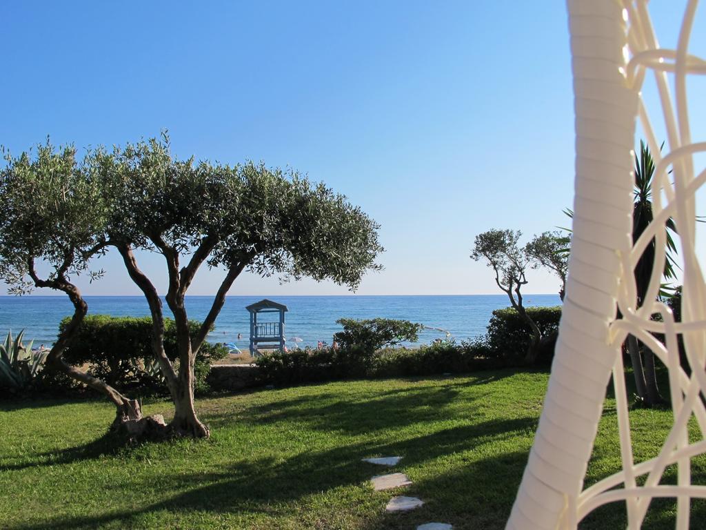 Seafront Calista Beach House With Garden Glyfada  Exterior foto